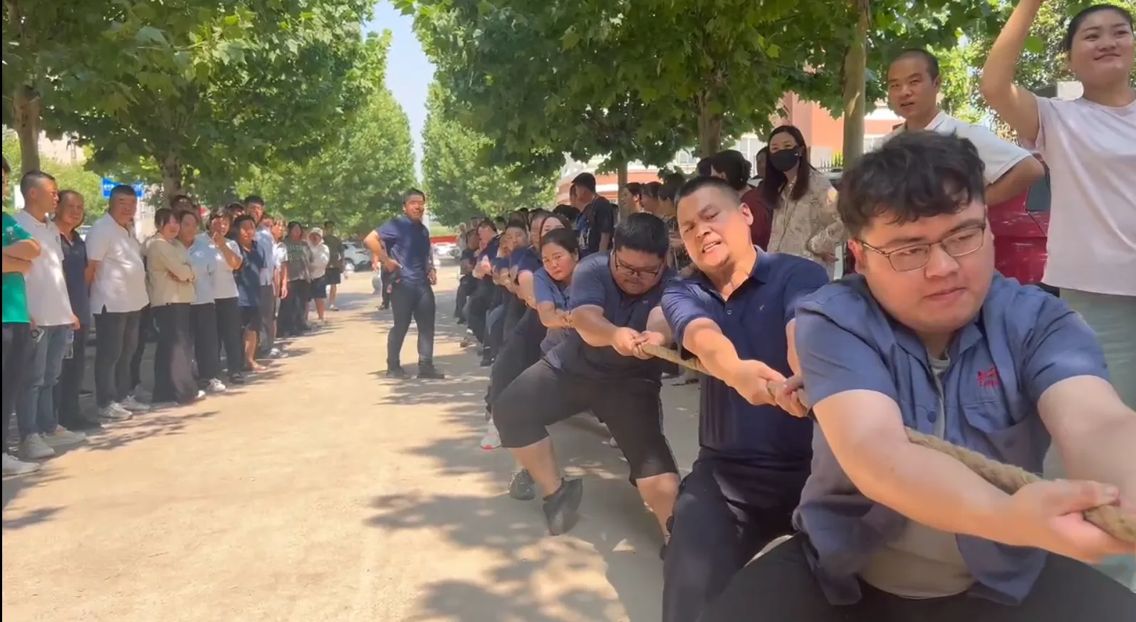 凝绳聚力，拔出精彩！孟津区总工会举办2024年职工跳绳、拔河比赛活动，隆华代表队勇夺拔河比赛亚军，展现团队风采！